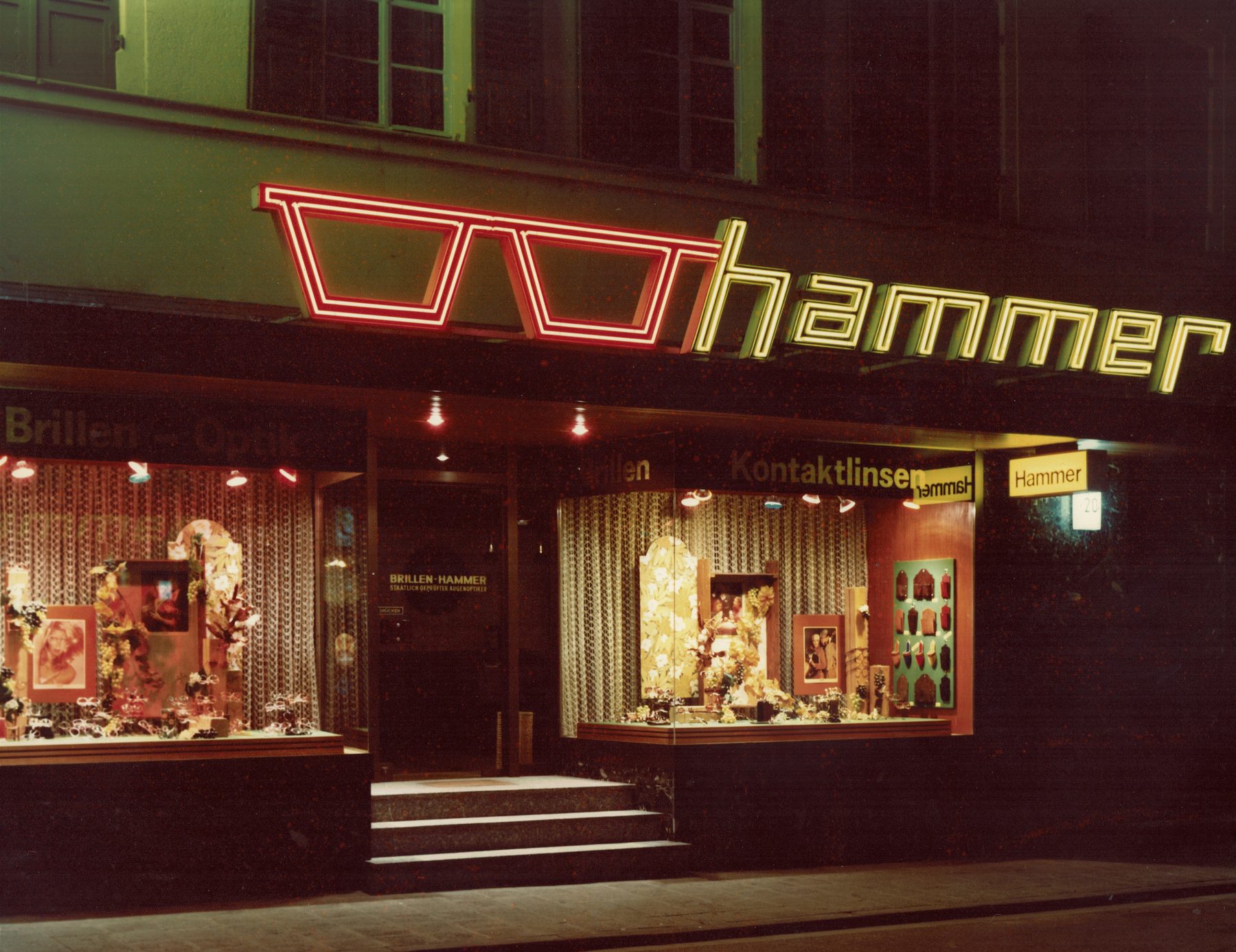 Historische Ladenfront von brillenhammer in Germersheim mit Leuchtreklame bei Nacht