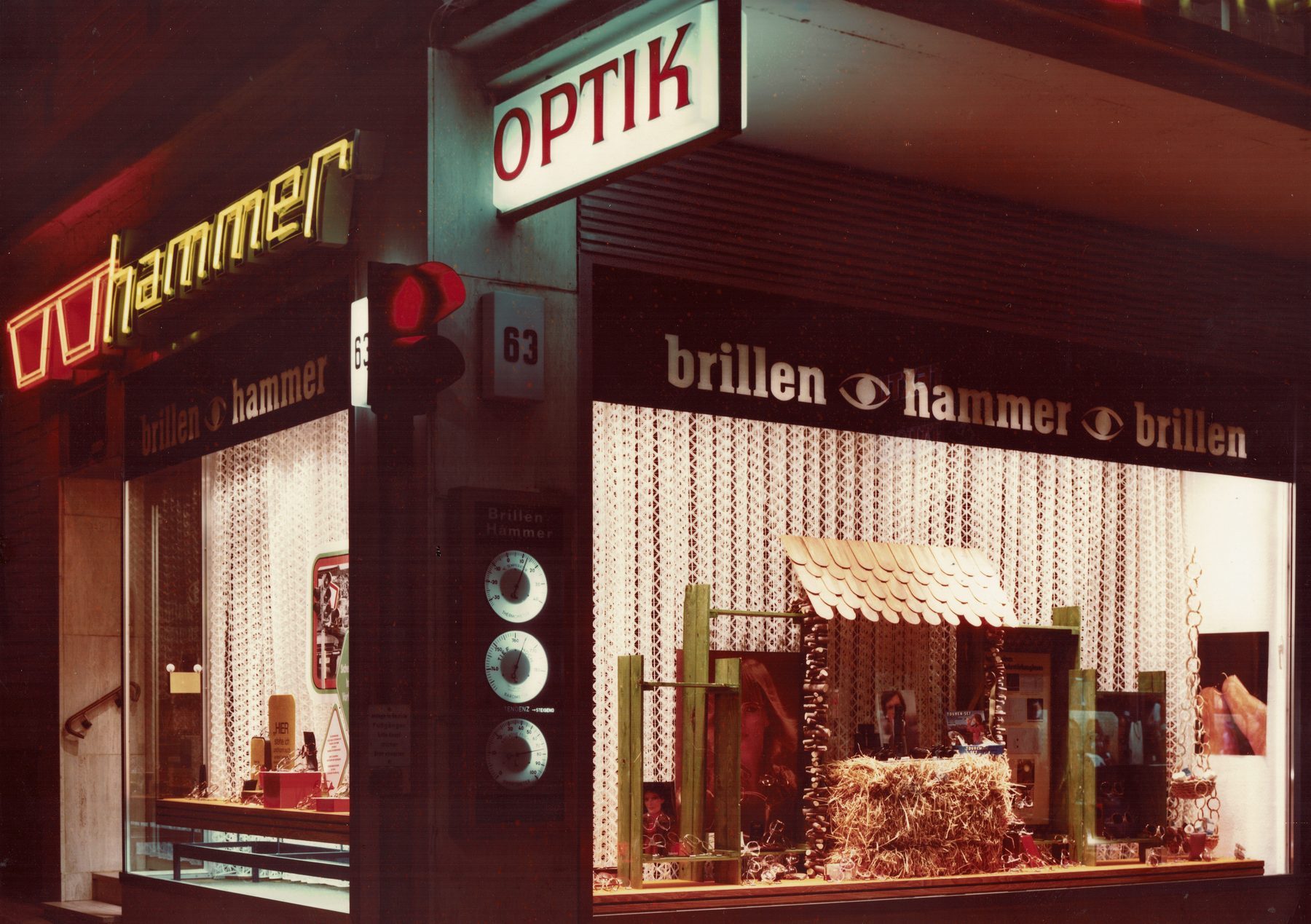 Historische Ecke von brillenhammer in Kandel mit beleuchtetem Schaufenster
